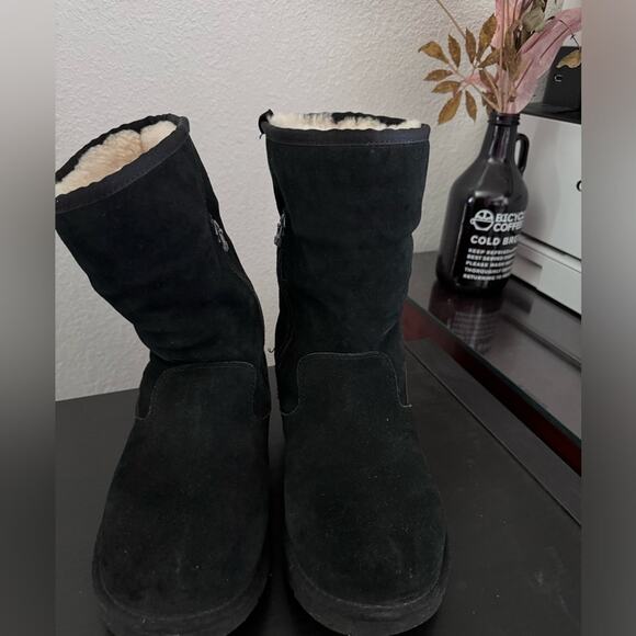 EUC UGG WOMEN'S size 6  CLASSIC SHORT DOUBLE ZIP SUEDE‎ SHEARLING BOOTS BLACK - Picture 1 of 5